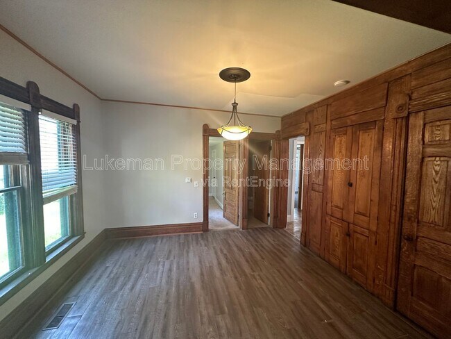 Building Photo - 605 W Kalamazoo Ave