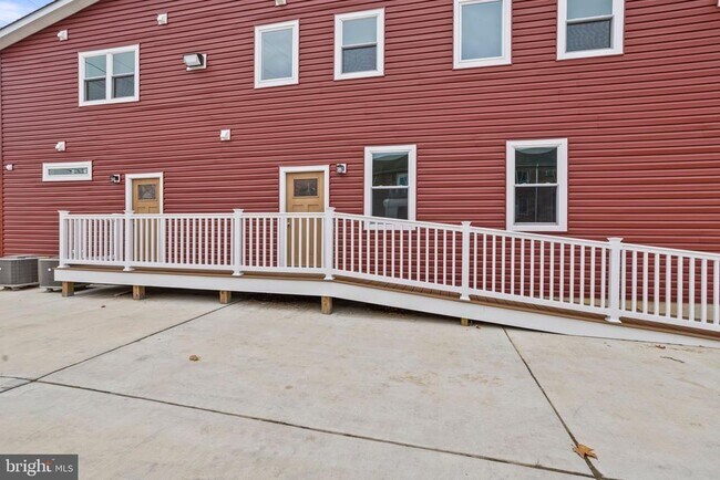 Building Photo - 819 11th Ave