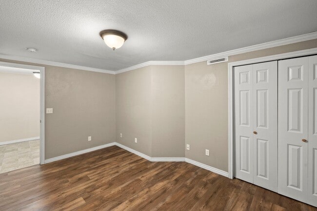 Building Photo - 977 Columbine Ave