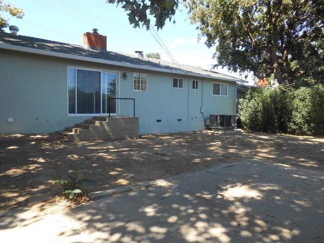 Building Photo - 3 Bedroom Home On Placer, Parking Pad Behi...