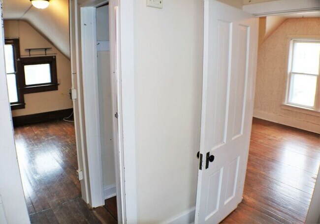 Building Photo - $900 | 1 BD RM, 1 Bath Apartment | Utiliti...