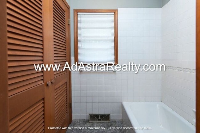 Building Photo - Beautiful Home in Blue Springs-Available NOW!!
