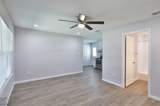 Building Photo - 3 bed, 2 bath, updated with all appliances provided!