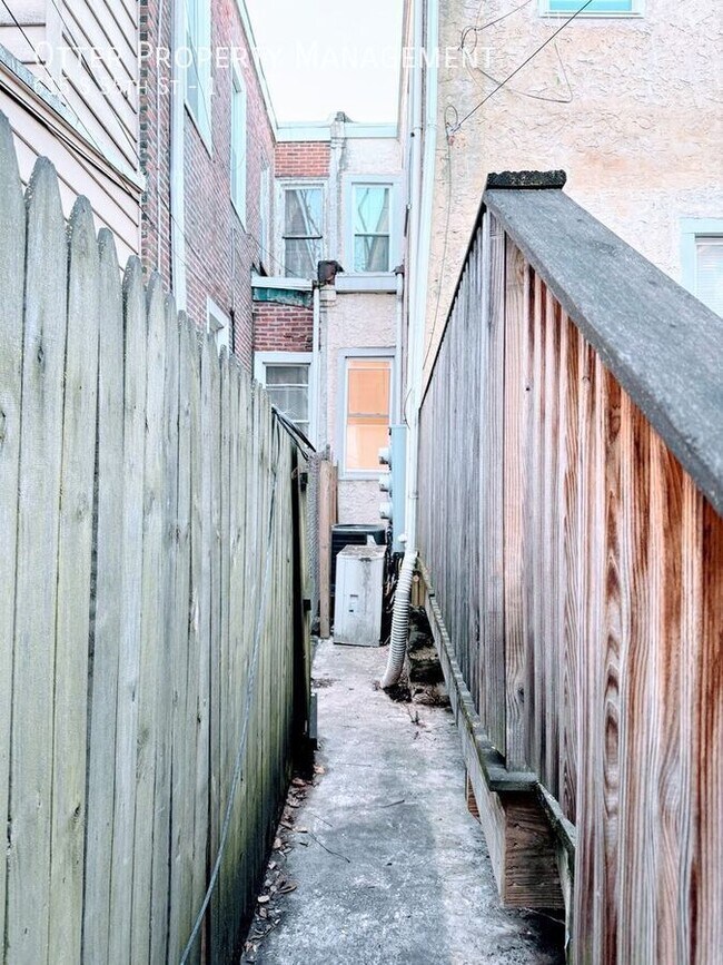 Building Photo - 615 S 55th St