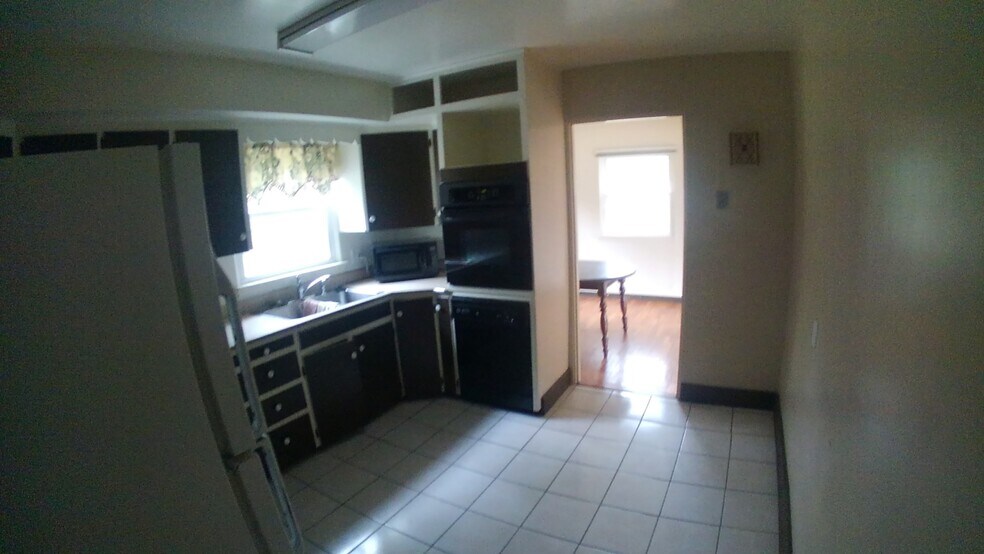 Kitchen looking East - 2718 Roseland Ave