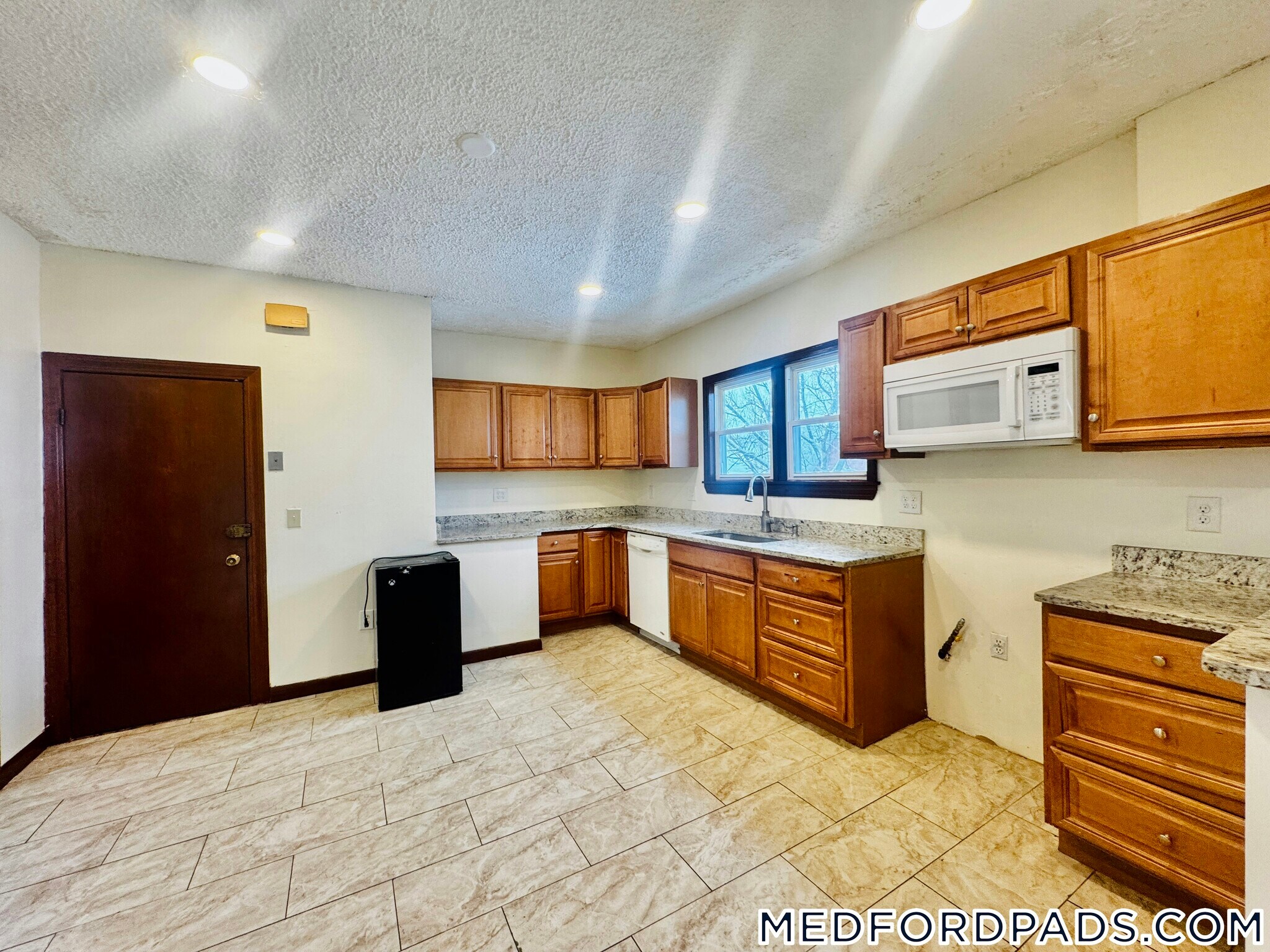 Building Photo - 569 Main St