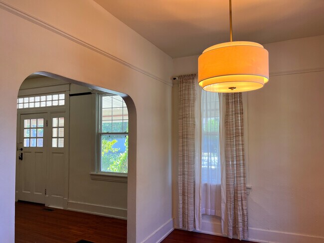 Building Photo - 423 N Van Buren St