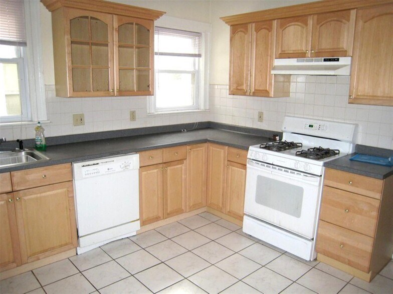 Building Photo - 183 College Ave