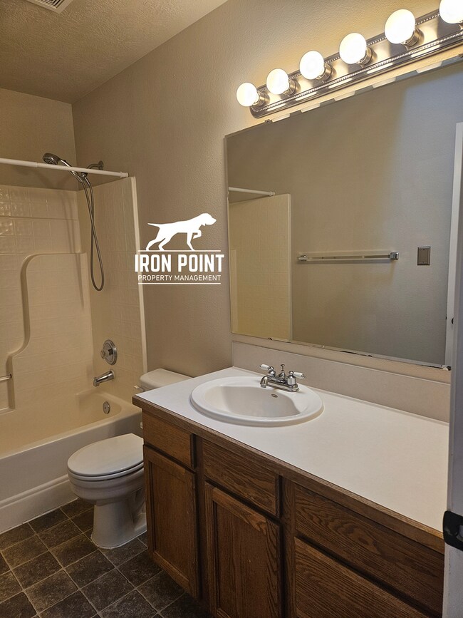 Building Photo - Candlestick Park Sub-3bed/2bath w/2 car ga...