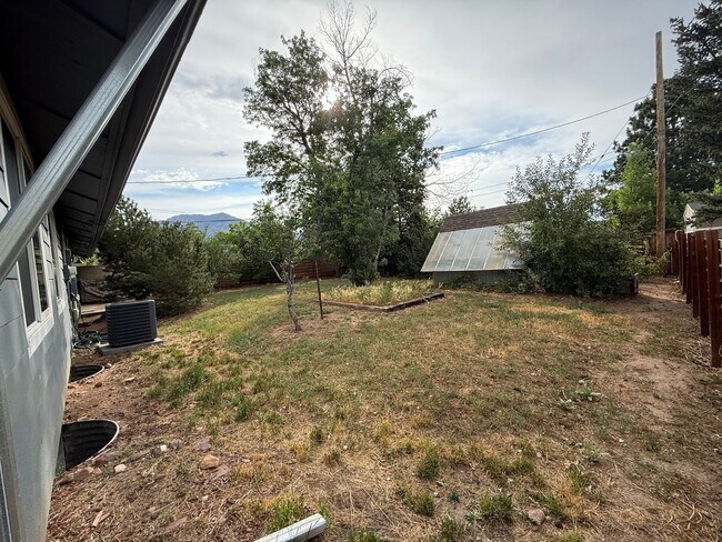 Building Photo - July 2026!!! Great house in S Boulder on q...