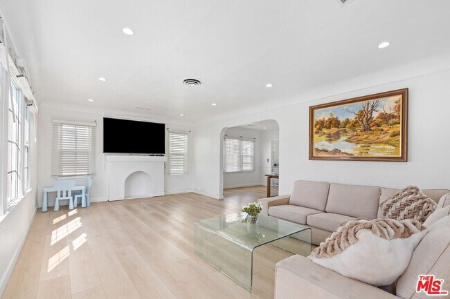 Primary Photo - 1428 S Sherbourne Dr