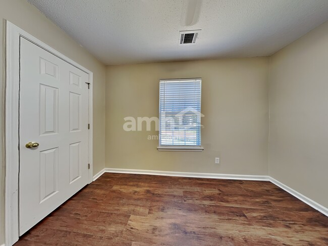 Building Photo - 14 Willow Lakes Dr