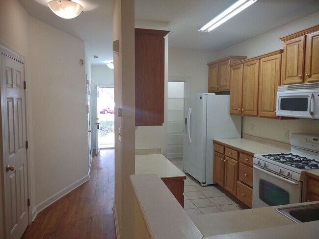 Building Photo - Lovely 2 Bedroom House | Great Location!