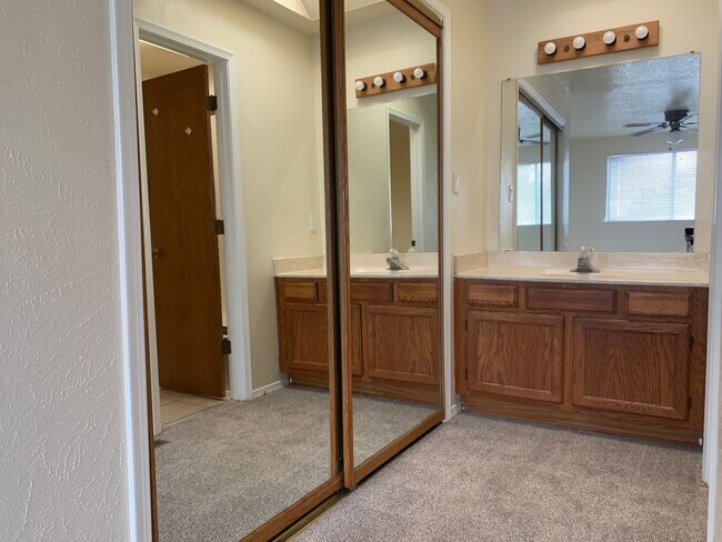 Building Photo - Townhome Style 2bed/1.5 bath