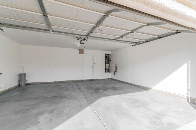 Building Photo - 1900 square foot home, 4 bedrooms 2 baths