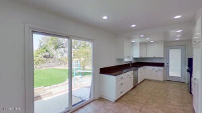 Building Photo - Beautifully updated! Stunning views from every room!