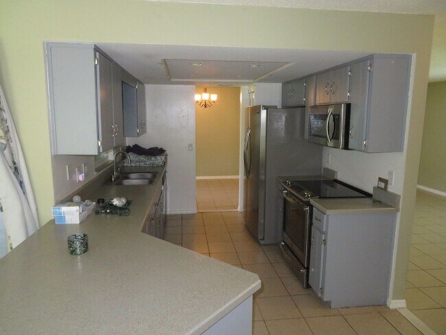 Building Photo - 839 Rosemere Cir