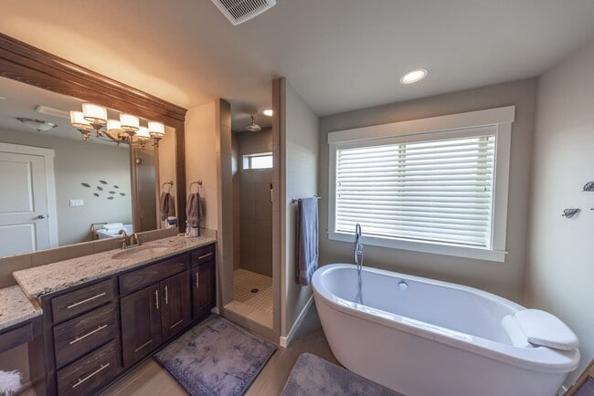 Building Photo - Four Bedroom Home + Bonus & Den in Gated C...