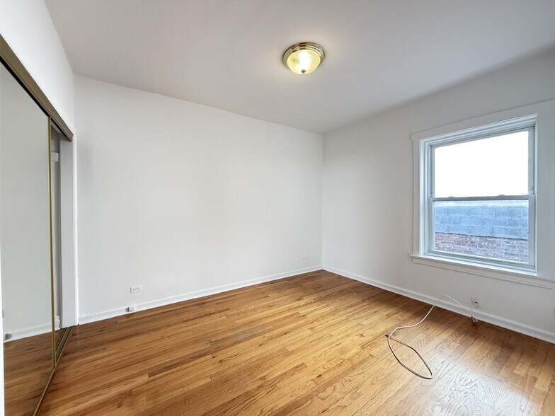 Building Photo - 4407 N Paulina St