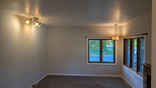 Family/living room - 5863 Woodland Dr