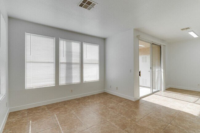 Building Photo - Exceptional 2 Bedroom in Desirable Location & Stunning Amenities