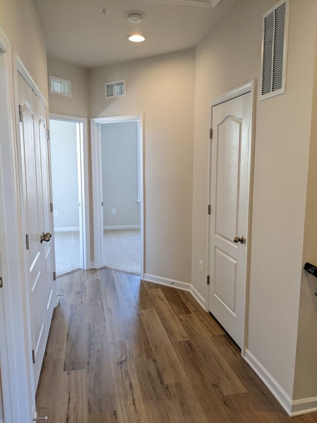 Building Photo - Beautiful 3 level END UNIT townhouse in Je...