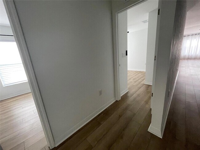 Building Photo - 112 Oakwood Ct