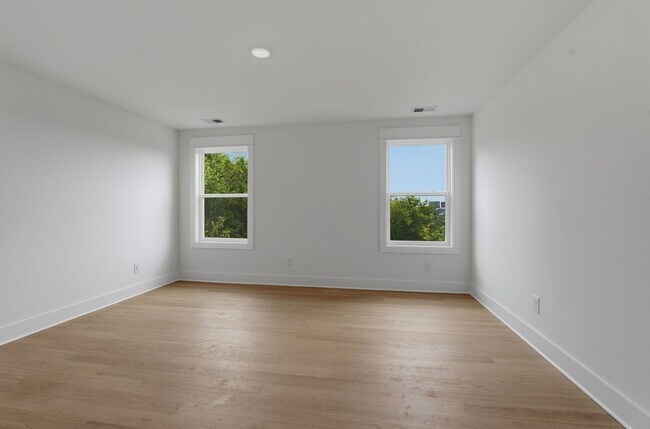 Building Photo - Spacious 5-Bedroom with Fenced Yard & Modern Amenities