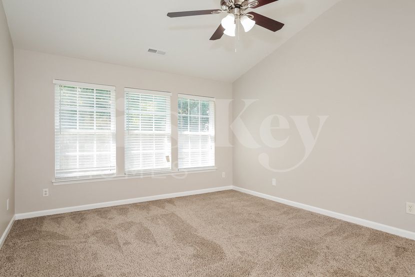 Building Photo - 1562 Pondhaven Dr