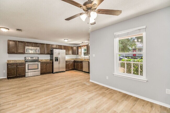 Building Photo - Charming 3-Bedroom Home Near Downtown Pensacola