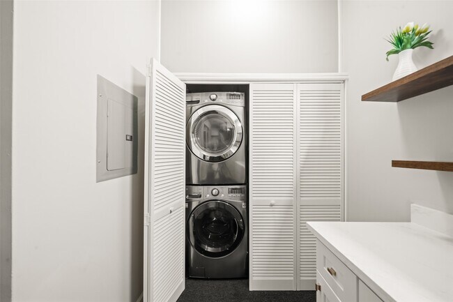 Building Photo - 1010 Rosine St