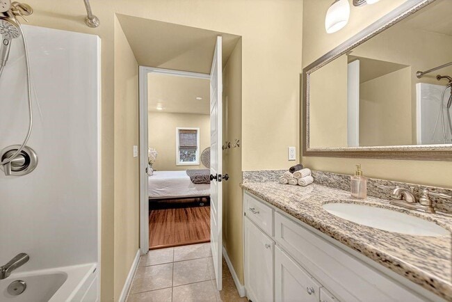 Building Photo - 983 N Main St