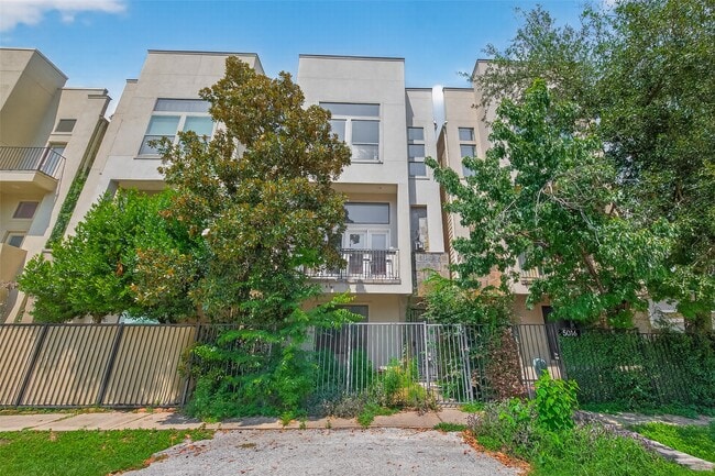 Building Photo - 5018 Lillian St