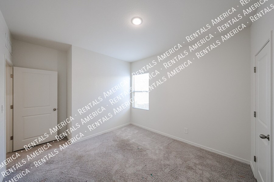 Building Photo - 5720 W Sunrise Dr