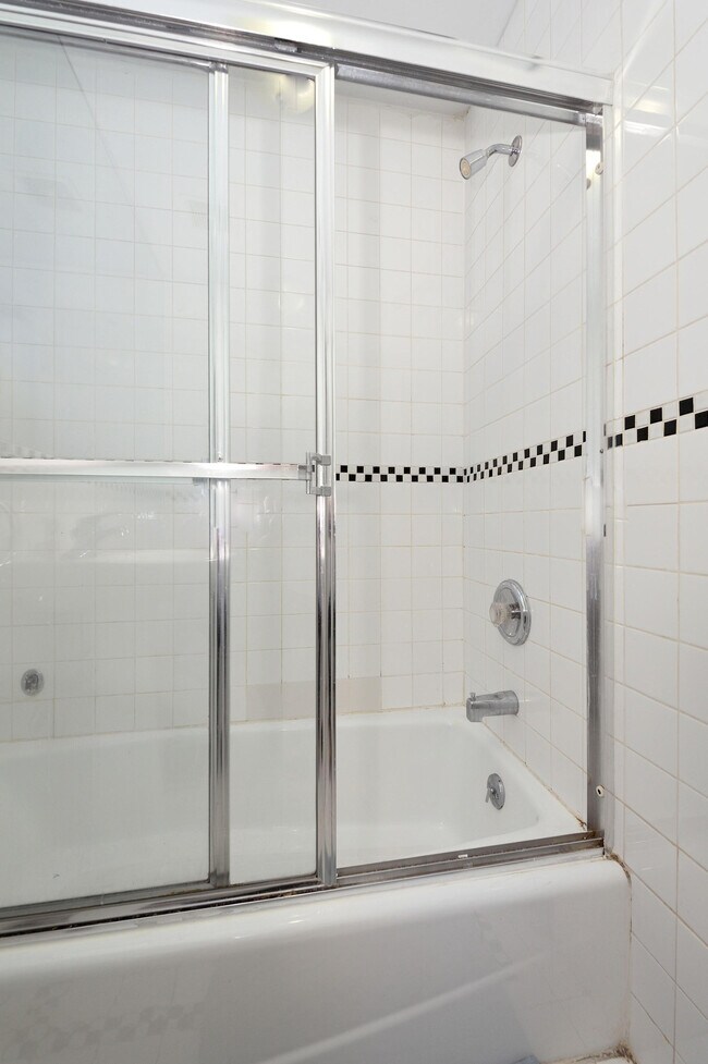 Building Photo - 653 11th Ave