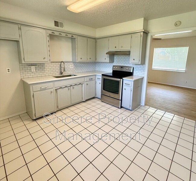 Building Photo - 813 S Meadow Ln