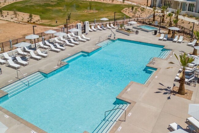 Building Photo - 3 Bed Condo In Desert Color!