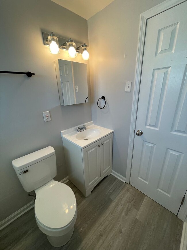 Building Photo - Freshly Renovated 3 Bedroom Ranch with Mod...