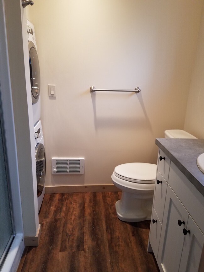 Building Photo - Studio Apartment in Poulsbo - All Utilitie...