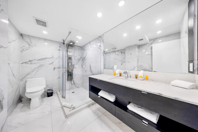 Building Photo - 1717 N Bayshore Dr