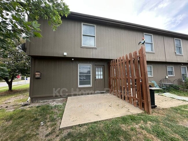 Building Photo - 821 N Evergreen St