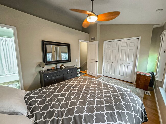 Building Photo - Light-filled and Spacious 3 Bed 2 Bath Tow...