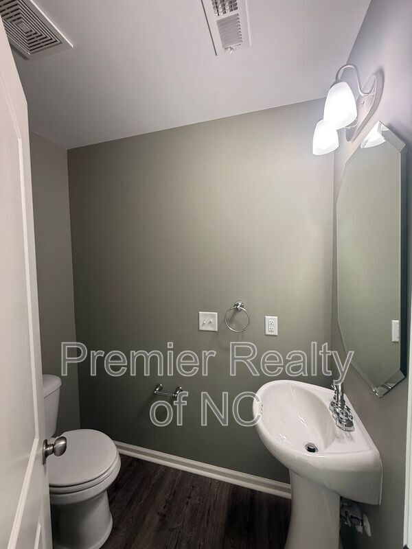 Building Photo - 1085 Bitting Hall Cir