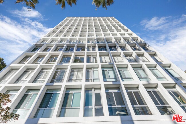 Building Photo - 7135 Hollywood Blvd