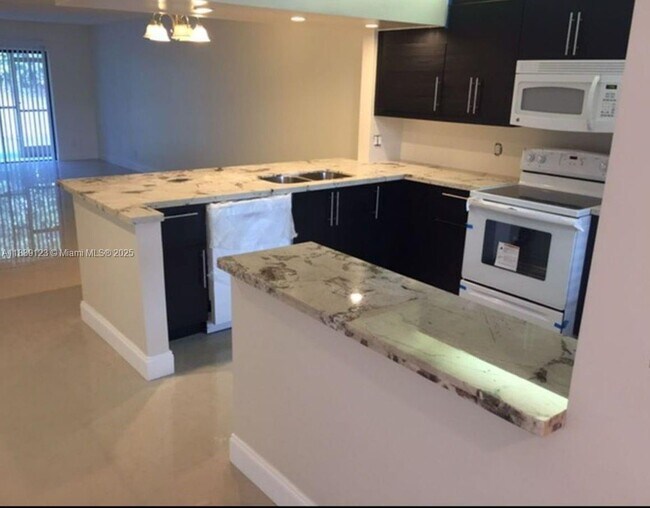 Building Photo - 227 Lakeview Dr