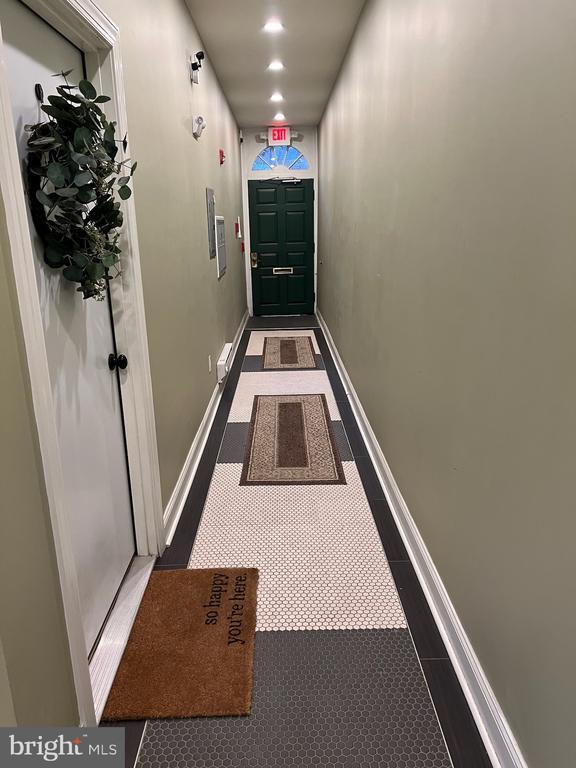 Building Photo - 235 Pine St