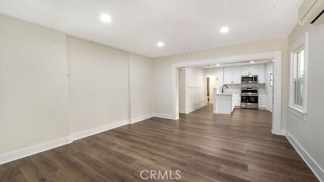 Building Photo - 911 W 40th Pl