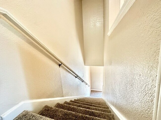 Building Photo - New Rate! Available June 2026! Plus 1/2 off 1 full month of rent! Newly updated, spacious 5 bedro...