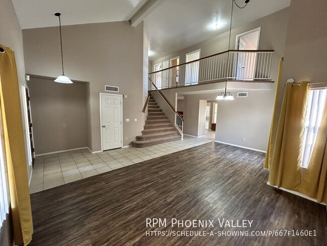 Building Photo - Large 4/ 2.5 Home Warm &  Welcoming & Larg...