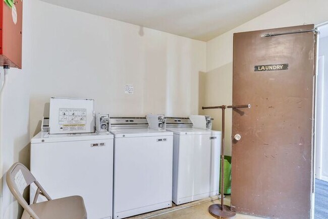 Building Photo - 2 Bedroom Unit was recently renovated.  Live walking distance from the downtown square or steps f...